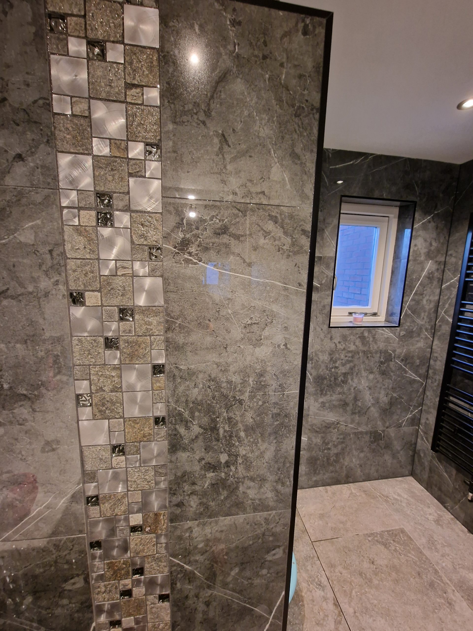 marmerlook tegels en mozaïek nisje voor decor