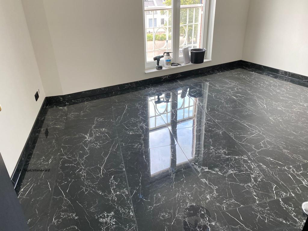 Luxe gepolijste zwarte marmeren vloertegels in een moderne woonkamer