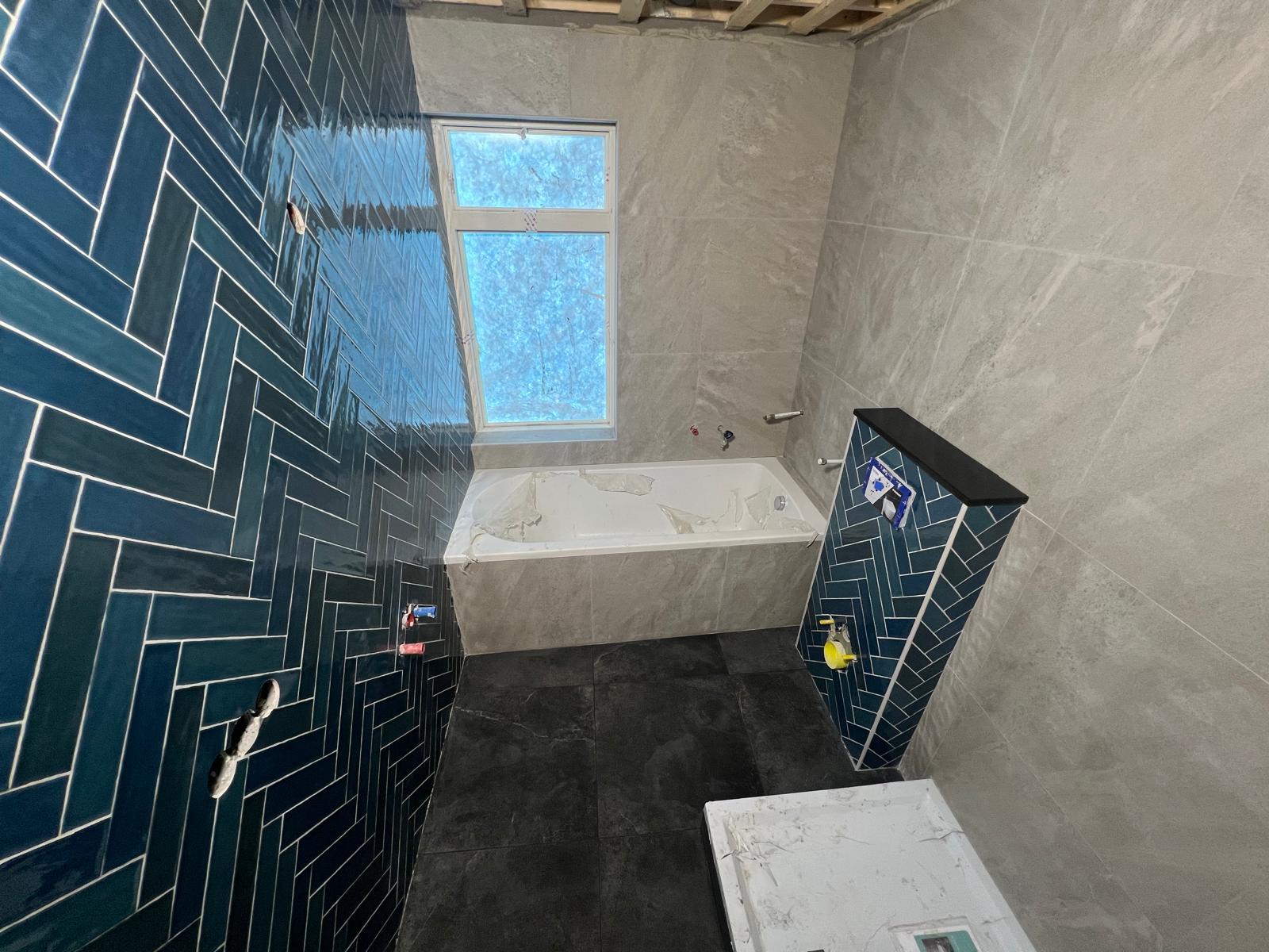 Wand met vissengraatpatroon en bad